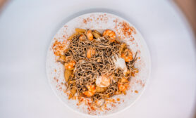 HUEVOS ROTOS CON GULAS Y GAMBAS HUEVOS ROTOS CON GULAS Y GAMBAS